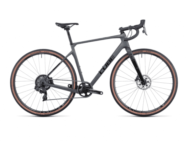 Le nouveau Nuroad C:62 SLT tire son inspiration des gammes de vélos de course et de cyclo-cross Cube Bikes, intégrant les meilleurs composants disponibles pour créer une machine tout-terrain exceptionnellement rapide, légère et polyvalente. Ses roues en carbone Newmen Advanced spéciales gravier sont associées à des pneus Schwalbe utilisés en compétition VTT, garantissant robustesse et adhérence. La transmission exceptionnelle Sram Force XPLR AXS 12 vitesses offre précision et fluidité dans les changements de vitesse. Les freins à disque hydrauliques correspondants assurent une puissance de freinage optimale pour un contrôle total dans toutes les situations. Caractéristiques techniques Cadre C:62® Advanced Twin Mold, Internal Cable Routing, Flat Mount Disc, Fender/Rack & Kickstand Option, 12x142mm, AXH Cassette Sram XPLR XG-1271, 10-44T Chaîne Sram Force D1 Dérailleur arrière Sram Force XPLR eTap AXS™, 12-Speed Pneus Schwalbe G-One-R, Kevlar, 40-622 Roues Newmen Advanced SL X.R.25, Carbon Frein Sram Force eTap AXS™ (160/160)