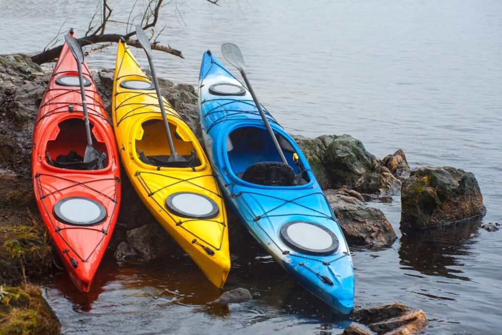 Porter un kayak jusqu'à l'eau