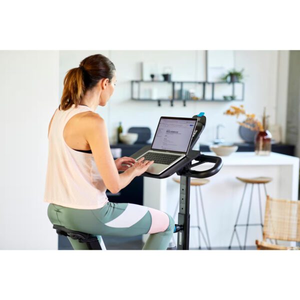 Vélo d'appartement 520 auto alimenté et connecté aux applications de coaching