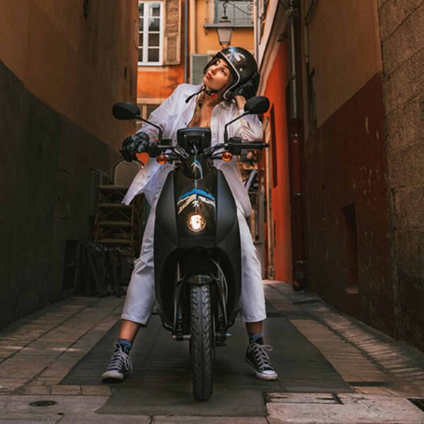 peugeot-e-ludix-lifestyle-jeune-femme