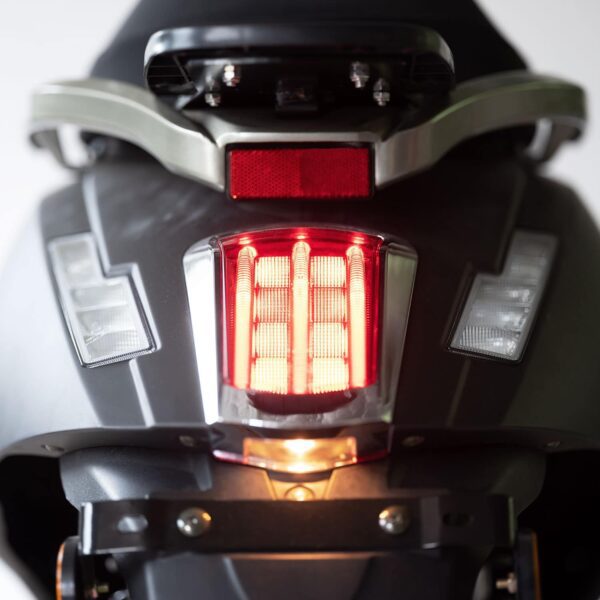 rider-3000w-2020-noir-mat-feu-arriere-allume